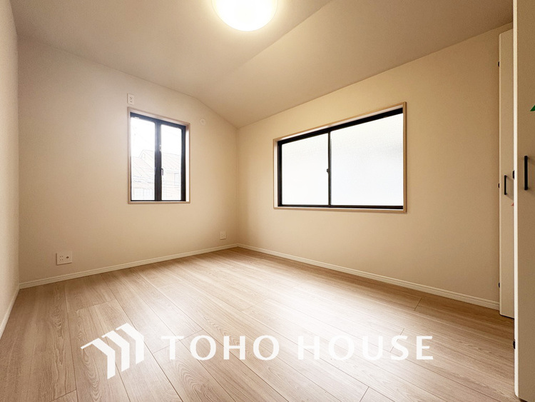 内装 採光もある洋室は、くつろぎのひと時を過ごすのにぴったり