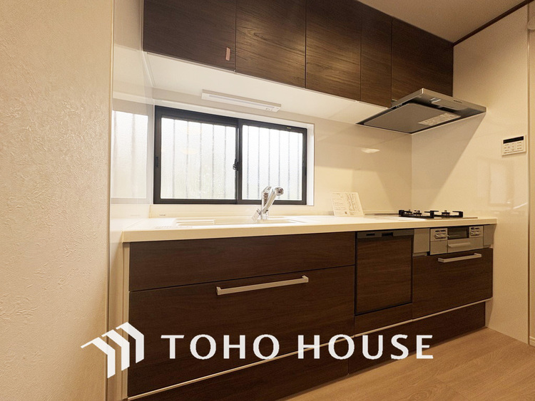 キッチン 落ち着いたカラーのキッチンは清潔感と気品が溢れています