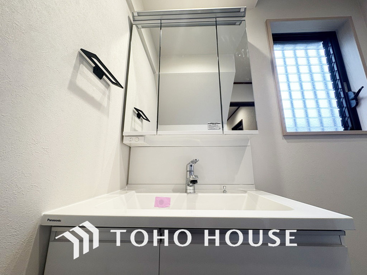 洗面 収納豊富で使い勝手の良い3面鏡仕様の洗面化粧台