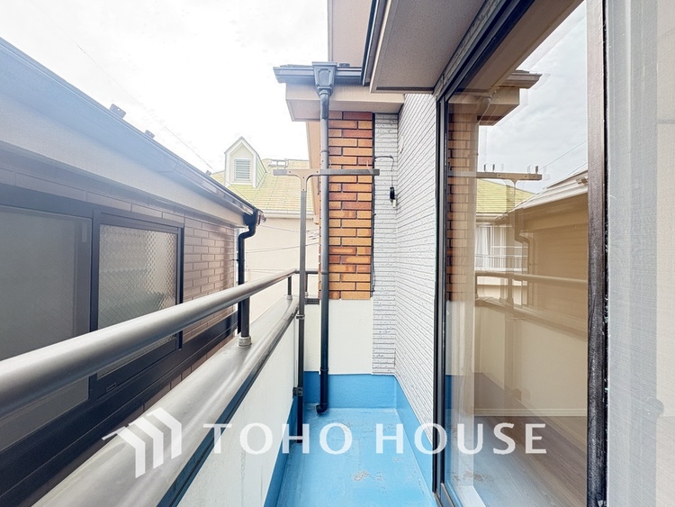 バルコニー 日当たりの良いバルコニーで晴れの日の洗濯物も楽しみになりますね