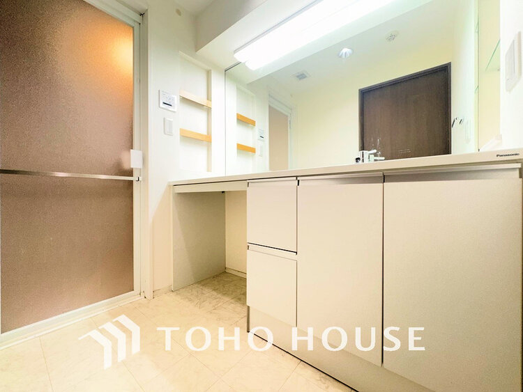 洗面 白を基調とした清潔感のある洗面室で朝の身支度を