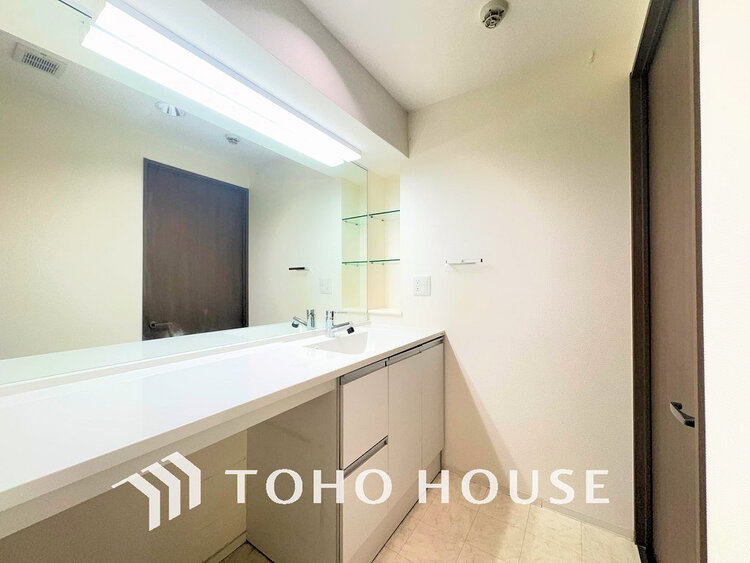 洗面 落ち着きのある色合いでまとめられた洗面室