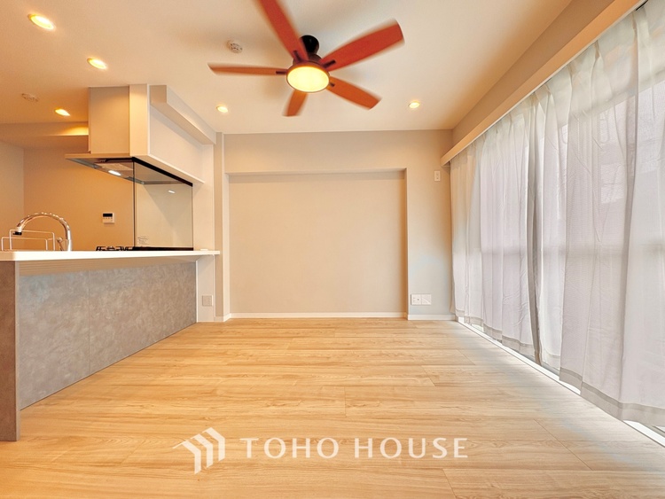 内装 ここにはみんなが集い、食事と楽しい会話が始まる。話に夢中になりすぎて、ついつい時を忘れ夜半過ぎになってしまう。そんな束の間の幸せを感じさせてくれる場所でありたい。