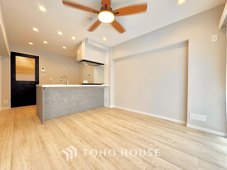 内装 ここにはみんなが集い、食事と楽しい会話が始まる。話に夢中になりすぎて、ついつい時を忘れ夜半過ぎになってしまう。そんな束の間の幸せを感じさせてくれる場所でありたい。