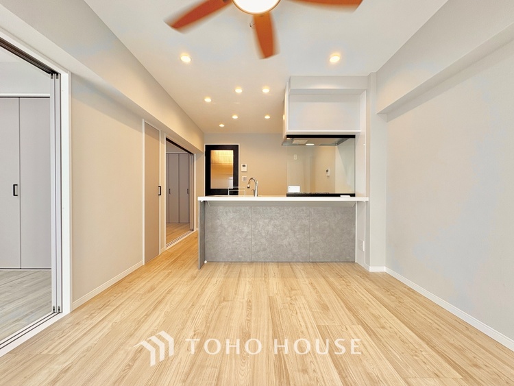 内装 ここにはみんなが集い、食事と楽しい会話が始まる。話に夢中になりすぎて、ついつい時を忘れ夜半過ぎになってしまう。そんな束の間の幸せを感じさせてくれる場所でありたい。