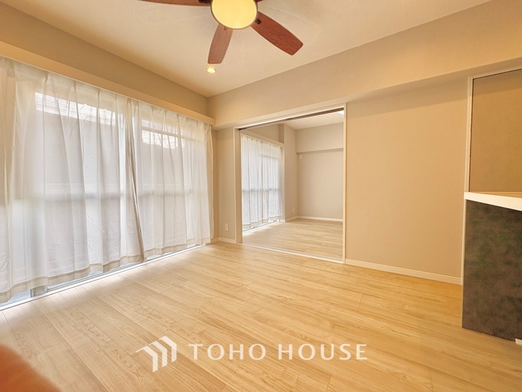 内装 ここにはみんなが集い、食事と楽しい会話が始まる。話に夢中になりすぎて、ついつい時を忘れ夜半過ぎになってしまう。そんな束の間の幸せを感じさせてくれる場所でありたい。