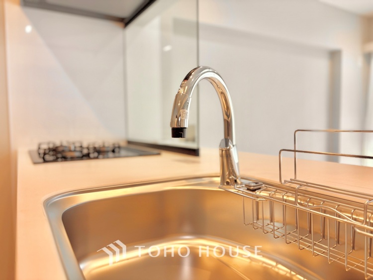 キッチン 【Kitchen】調理しながらもご家族のお顔が見れるカウンターキッチン。ついつい料理中お子様の様子が気になるもの。安心してお料理に取り組んでいただけます。会話だって自然とはずむはず。