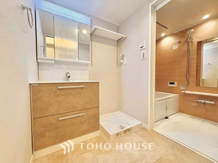 洗面 清潔感あふれる洗面化粧台で、毎日の身支度を快適にサポートします。