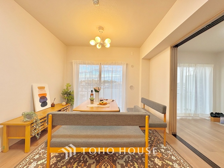 内装 ここにはみんなが集い、食事と楽しい会話が始まる。話に夢中になりすぎて、ついつい時を忘れ夜半過ぎになってしまう。