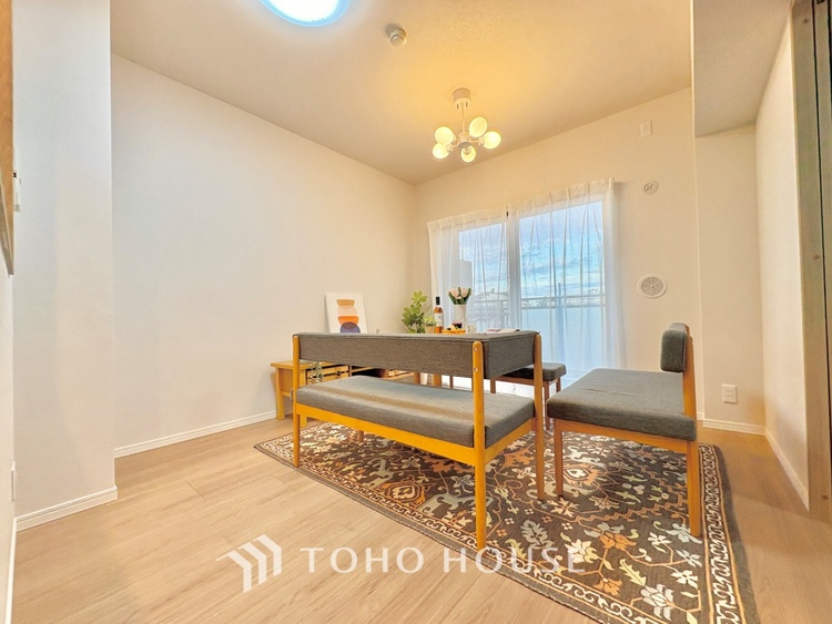 内装 ここにはみんなが集い、食事と楽しい会話が始まる。