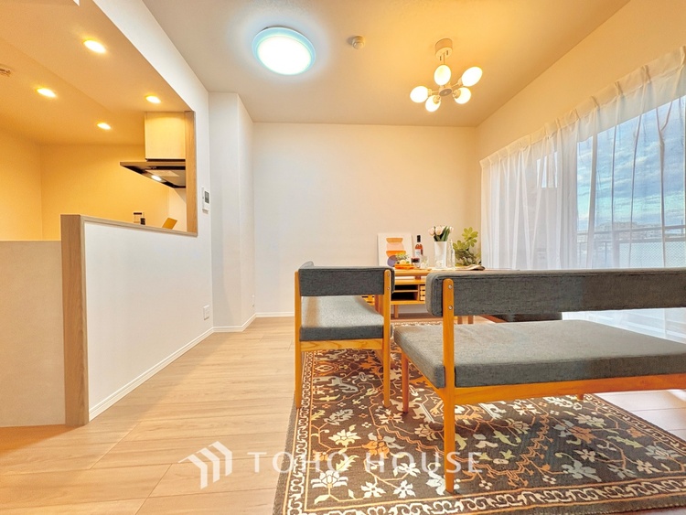 内装 ここにはみんなが集い、食事と楽しい会話が始まる。話に夢中になりすぎて、ついつい時を忘れ夜半過ぎになってしまう。そんな束の間の幸せを感じさせてくれる場所でありたい。