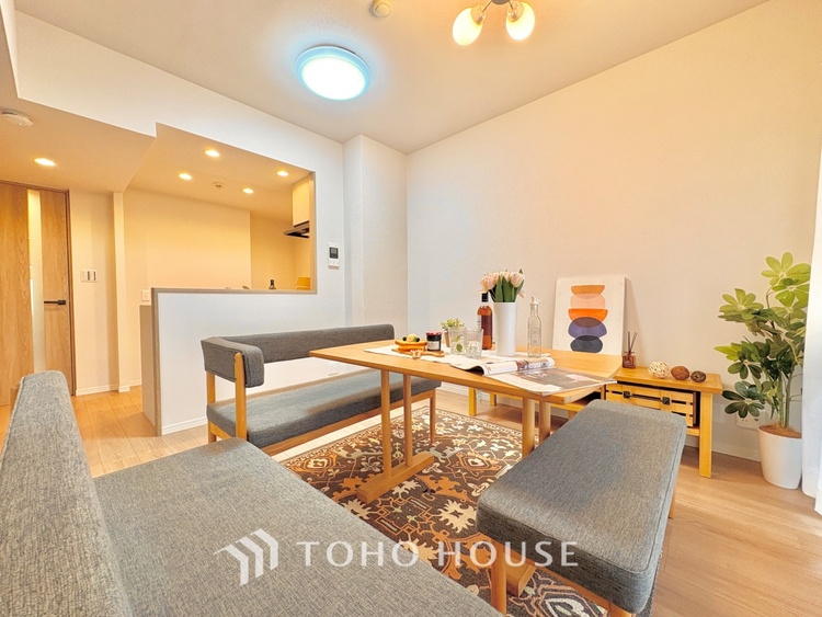 内装 ここにはみんなが集い、食事と楽しい会話が始まる。話に夢中になりすぎて、ついつい時を忘れ夜半過ぎになってしまう。そんな束の間の幸せを感じさせてくれる場所でありたい。