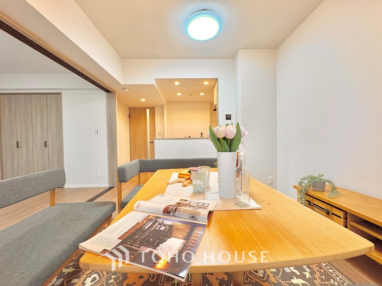 内装 ここにはみんなが集い、食事と楽しい会話が始まる。話に夢中になりすぎて、ついつい時を忘れ夜半過ぎになってしまう。そんな束の間の幸せを感じさせてくれる場所でありたい。