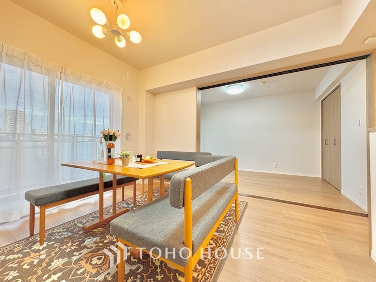 内装 ここにはみんなが集い、食事と楽しい会話が始まる。話に夢中になりすぎて、ついつい時を忘れ夜半過ぎになってしまう。そんな束の間の幸せを感じさせてくれる場所でありたい。