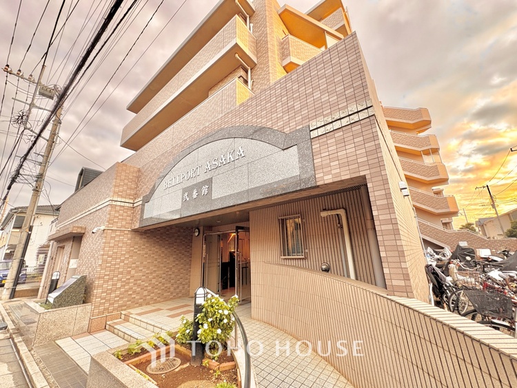 外観 ほんの少しのこだわり。ちょっとした色使いがその家がもつ雰囲気、趣（おもむき）を携え、暮らす家族や訪ねてくる友人・知人に新鮮な香りを運んできます。