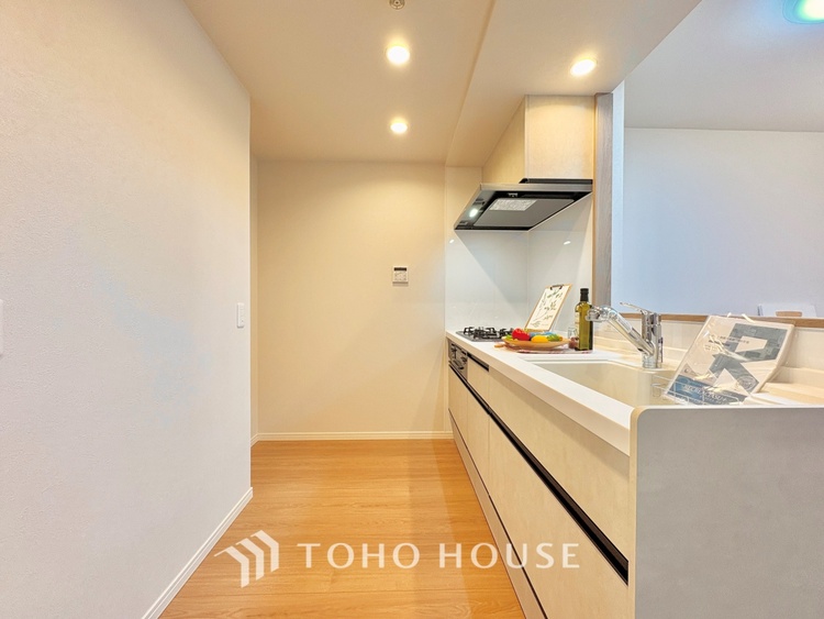 キッチン 【Kitchen】調理しながらもご家族のお顔が見れるカウンターキッチン。ついつい料理中お子様の様子が気になるもの。安心してお料理に取り組んでいただけます。会話だって自然とはずむはず。