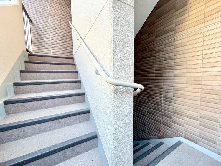 その他 共用部の階段です。明るく清潔に管理されています。