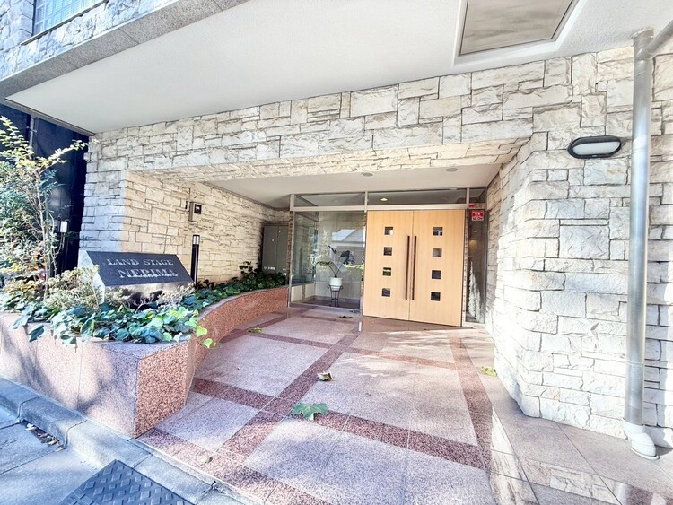 その他 上質感漂う玄関アプローチです。