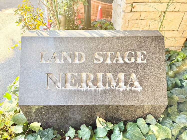 その他 スタイリッシュなエンブレム。お洒落なマンションは入り口から。