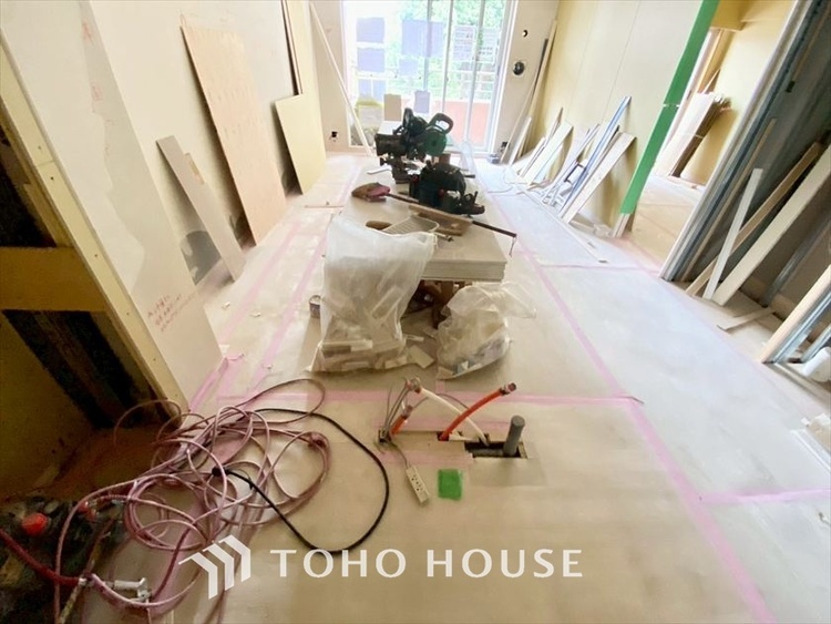 内装 現在改装中◆陽光◆が差し込む。この開放的なLDKに家族の笑顔が集う。家族が一緒に過ごす空間は明るく、そして居心地よく。