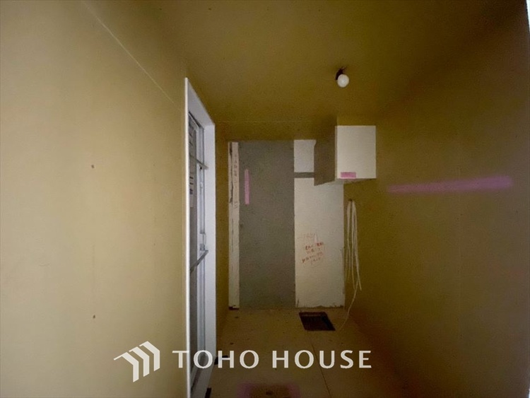 洗面 現在改装中◆快適◆煌びやかな暮らしの中にも忘れたくない快適さ。大きな収納が助けてくれます。