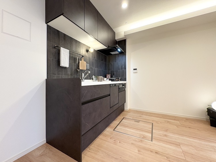 キッチン 【KITCHEN】◆ワクワク◆開放的で機能性も高いシステムキッチン。お子様は毎日のご飯にワクワク！