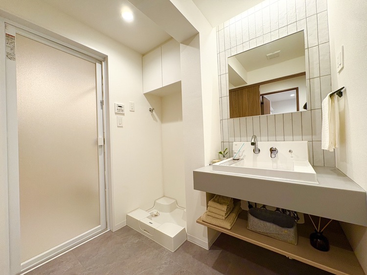 洗面 【WASHROOM】◆快適◆煌びやかな暮らしの中にも忘れたくない快適さ。大きな収納が助けてくれます。