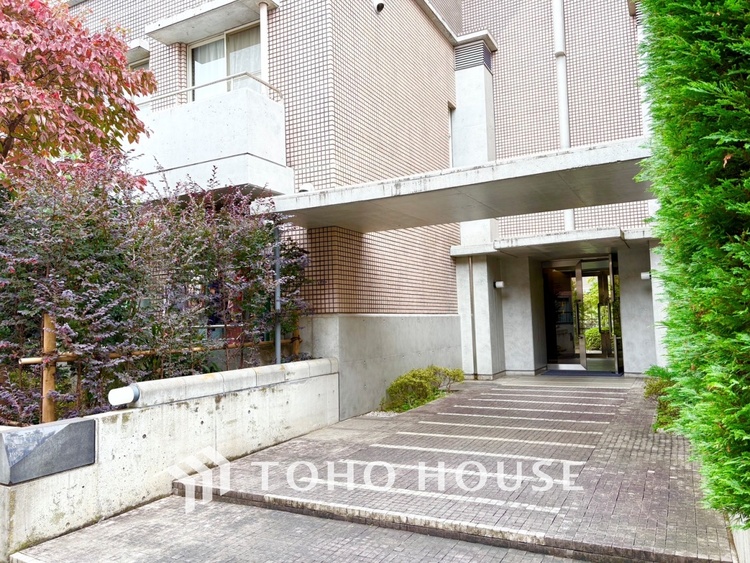 エントランス 【ENTRANCE】◆家族◆家で家族と過ごす時間は限られている。帰りを待つ家族の元へと急ぐときの弾む思い。そんな思いを引き立てる邸宅。