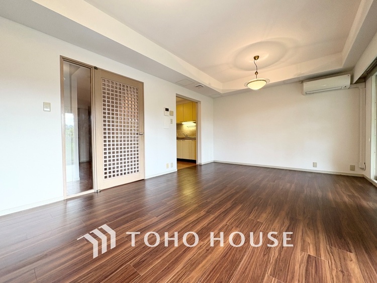 内装 【LIVING】◆陽光◆が差し込む。この開放的なLDKに家族の笑顔が集う。家族が一緒に過ごす空間は明るく、そして居心地よく。