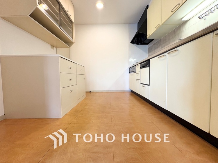 キッチン 【KITCHEN】◆ワクワク◆開放的で機能性も高いシステムキッチン。お子様は毎日のご飯にワクワク！