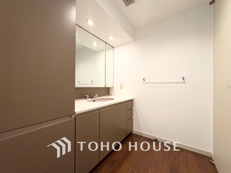 洗面 【WASHROOM】◆快適◆煌びやかな暮らしの中にも忘れたくない快適さ。大きな収納が助けてくれます。