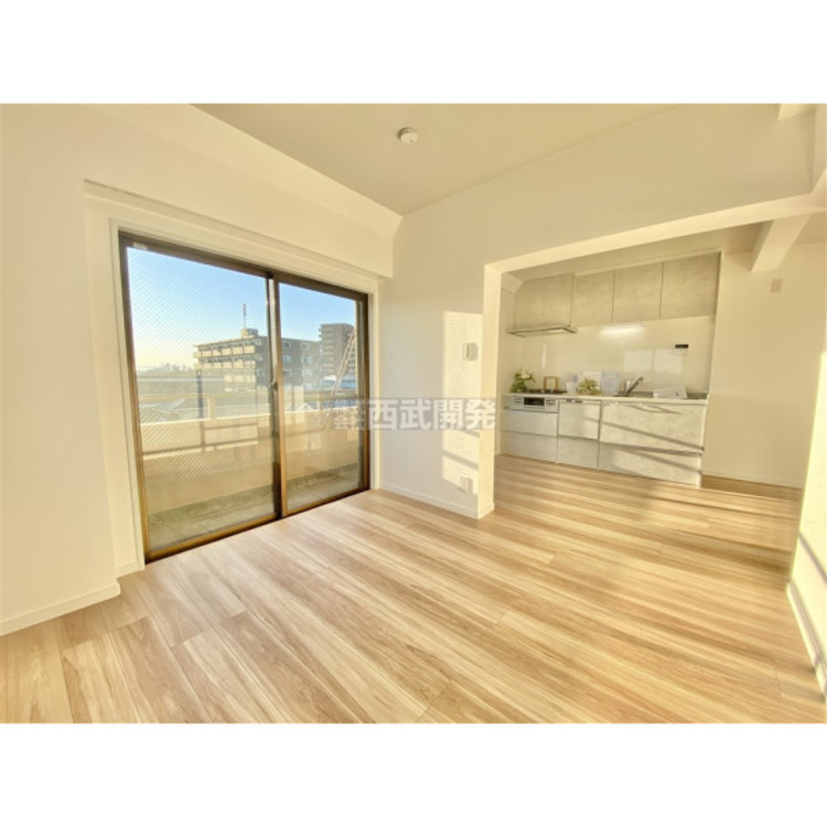 居間 大きな窓からの暖かな日差しが家族を包み込んでくれます