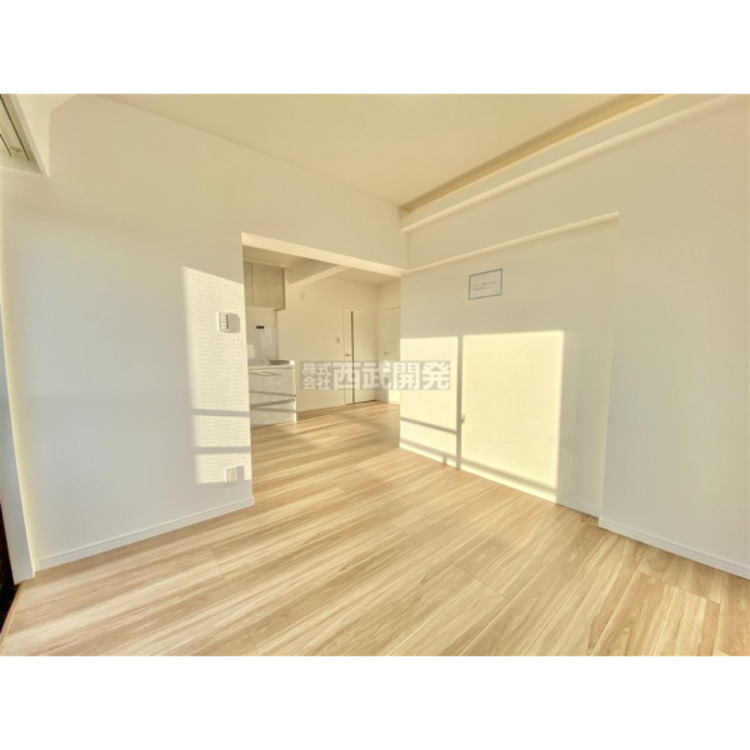 居間 大きな窓からたっぷりの陽射しが室内を明るく彩ります