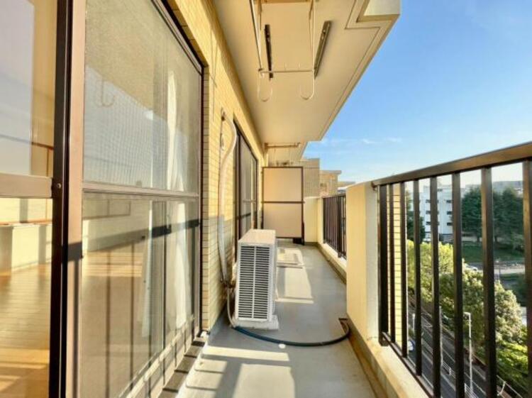 バルコニー 陽の光に照らされるバルコニーを爽やかな涼風が吹き抜けていきます。心を落ち着かせ開放してくれる眺望が今日も家族を包み込みます。