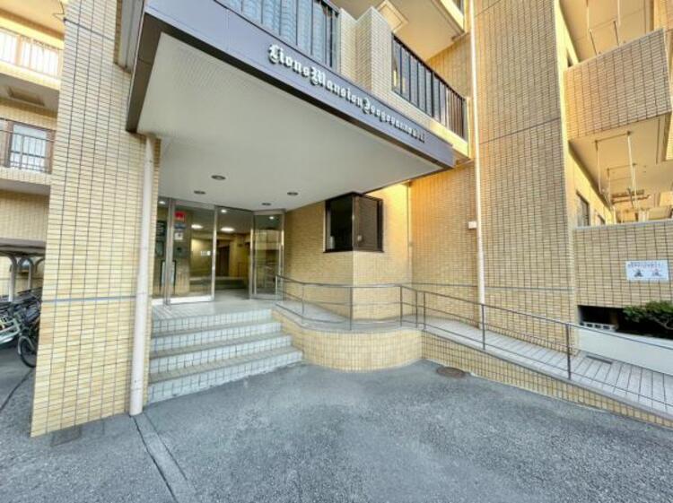 エントランス エントランスは、まさに顔となる場所。シンプルながらも格調高い雰囲気を漂わせて上質な空間。