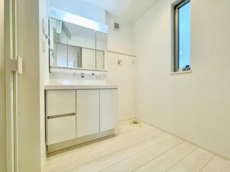 洗面 洗面室は、しっかりとしたスペースを確保。上質な温かみを持つカラーで統一されています。ワイドな洗面台は収納力もありいつでもすっきりとした洗面室に。