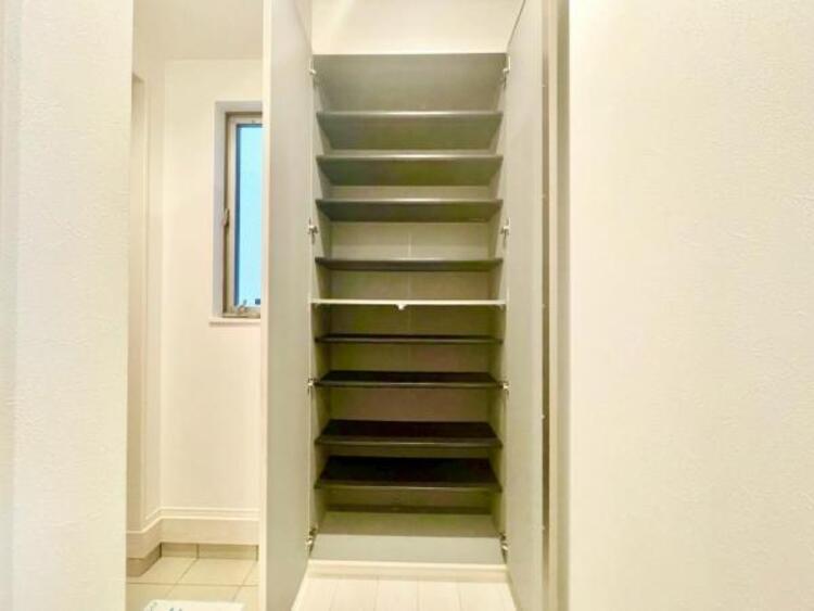 収納 清潔感のある空間を保てるよう、収納スペースを広く設けており、たくさんある靴も収納できますし、玄関をスッキリ綺麗な空間に纏めます。