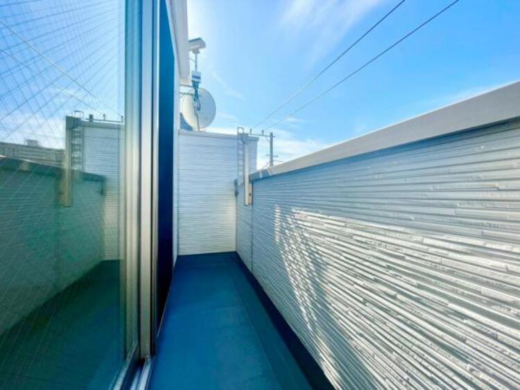 バルコニー 陽の光に照らされるバルコニーを、爽やかな涼風が吹き抜けていきます。心を落ち着かせ開放してくれる眺望が今日も家族を包み込みます。