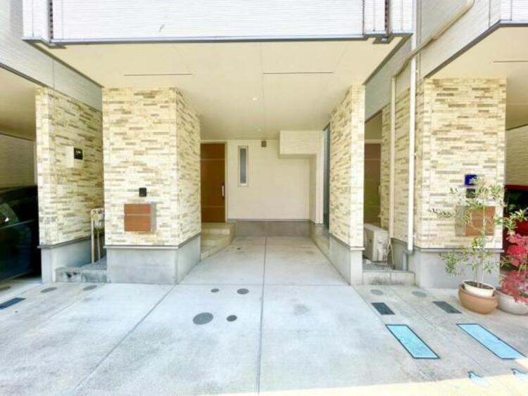 駐車場 建物につながる駐車スペース。重いものの、荷物の出し入れも安心。小さなお子様も安心・安全の乗り降りができます。車が汚れたら洗えるのもうれしいですね。 