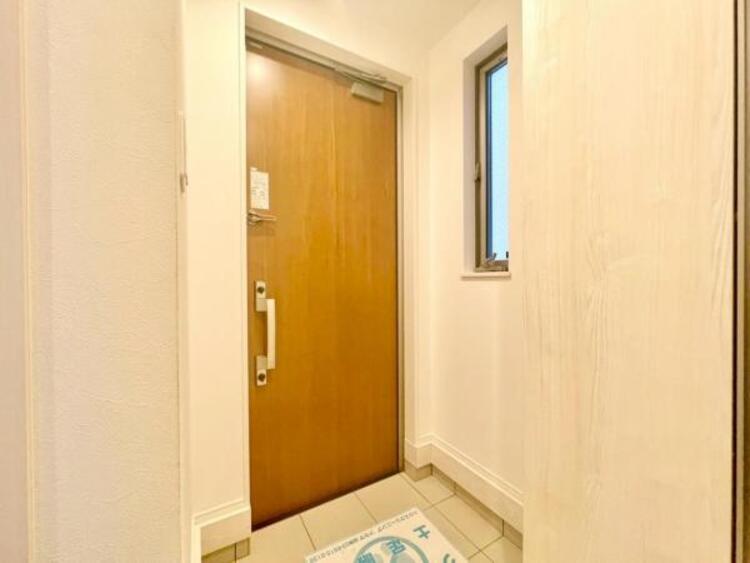 その他 玄関を開け、シックで落ち着きのある廊下を通り抜け、ご家族の待つ空間へ。一日あったいろんなことを胸に帰る我が家。「ただいま」と「おかえり」が交わされる幸せな空間が待っています。