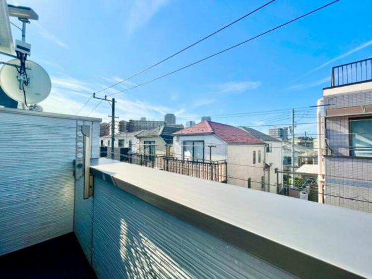 その他 青いキャンパスに描かれた未来。この街に移り住み、この街で過ごす私たちの未来は、きっとこの雲のようにいろいろな形の幸せへと変わり、溢れるほど運んで来てくれることでしょう。