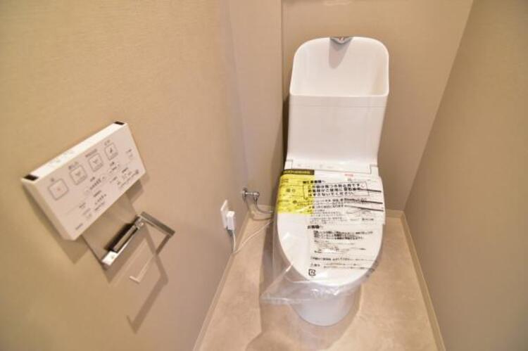 トイレ 白を基調としたウォシュレットトイレは清潔感あるプライベート空間を演出します。 