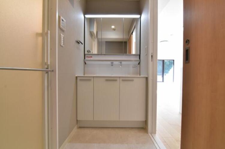 洗面 清潔感と機能性を備え一日の始まりと終わりを心地よく演出してくれるパウダールームです。 