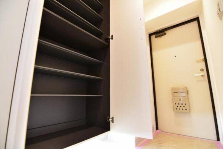 収納 背の高い大型のシューズボックスには靴やブーツなどがたくさん収納可能。 