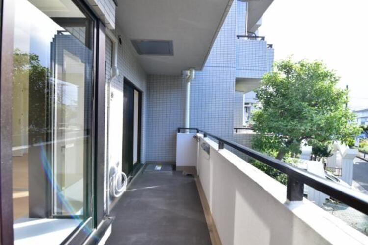 バルコニー 使い易いバルコニー。やわらかな陽射し・心地よい風。どこまでも広がる空の下、限りない開放感を味わえる空間です。 