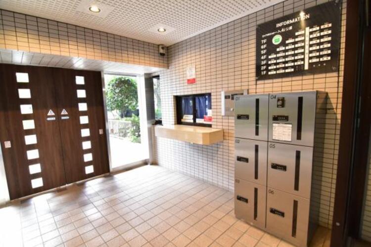 エントランス 管理が行き届いた清潔感のあるエントランス。オートロックや防犯カメラも完備されており、マンションならではの防犯性の高さも住宅選びの大切な要素ですね。 