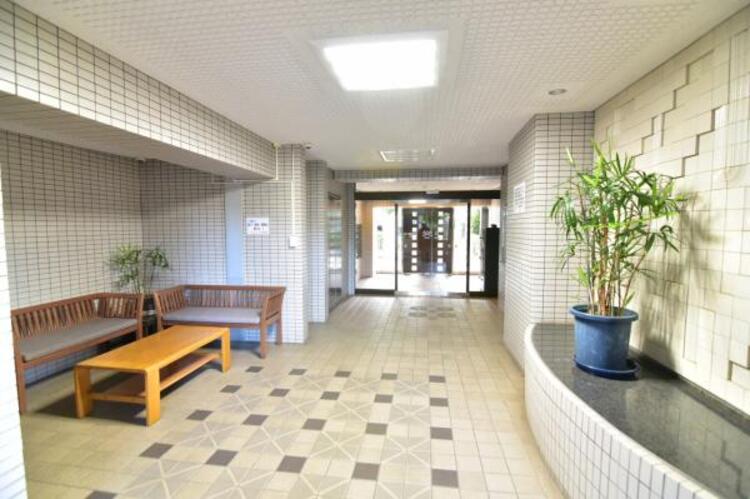 その他 管理が行き届いた清潔感のあるロビー。オートロックや防犯カメラも完備されており、マンションならではの防犯性の高さも住宅選びの大切な要素ですね。 