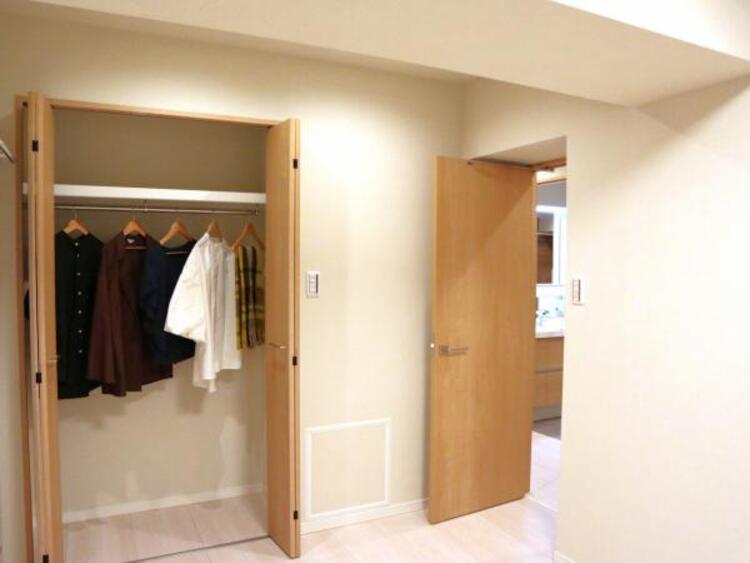 収納 クローゼットには棚やハンガーパイプが備えられているので、大切なお洋服にしわを付けずにそのまましまうことが出来ます。