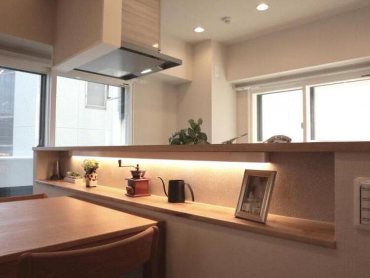 設備 キッチンはご家族との会話が楽しめる対面カウンタータイプを採用。リビングで遊ぶお子様の様子をうかがいながらお料理もできます。