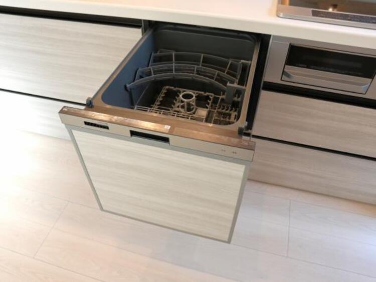 設備 食器洗浄乾燥機を標準装備。作動中は他の家事を並行して進めることができ、家事の時短と負担軽減につながります。高温、高圧水流で洗浄するため、除菌・消臭効果が期待でき、衛生面での安心感が高まります。